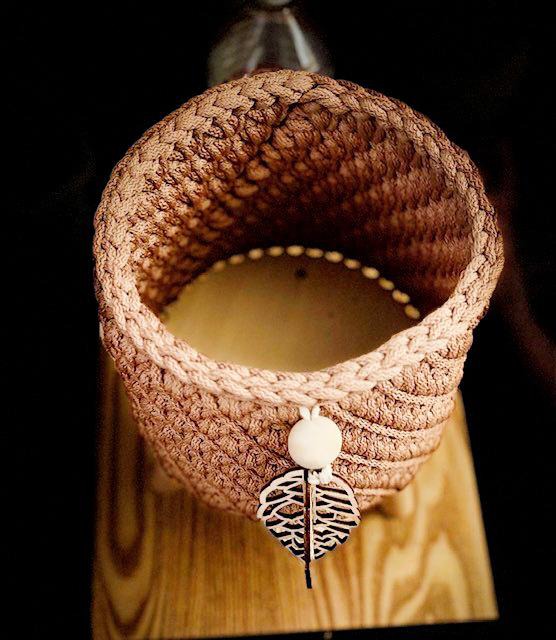 Cache-pot sur pieds en bois et corde tressée